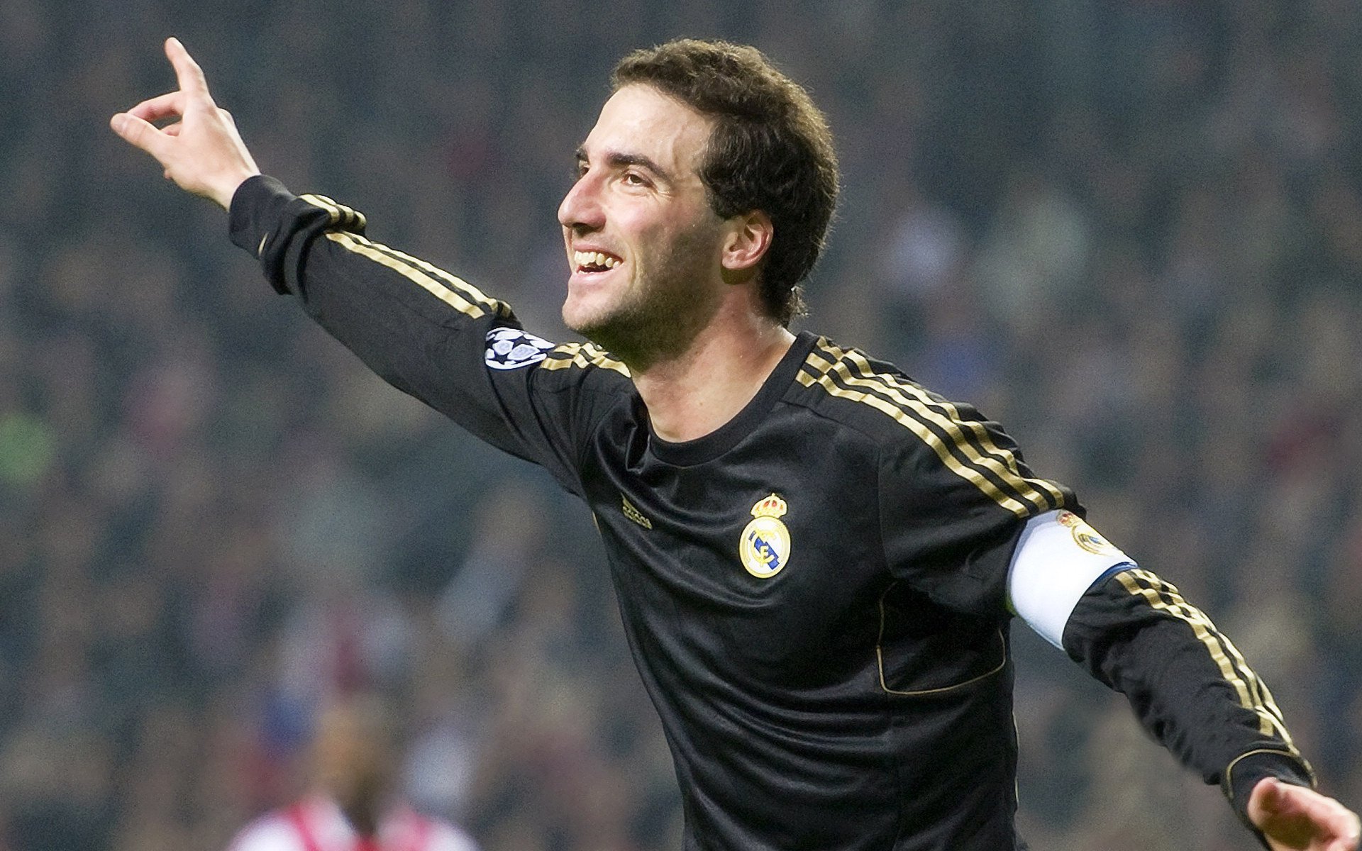 爱游戏app-多位球员迎来百场里程碑展现忠诚与坚守获得俱乐部表彰，各俱乐部球星